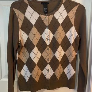 Argyle sweater with decorative buttons